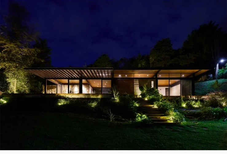 Casa del Bosque de noche