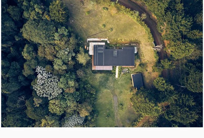 Vista aérea de la casa entre el bosque
