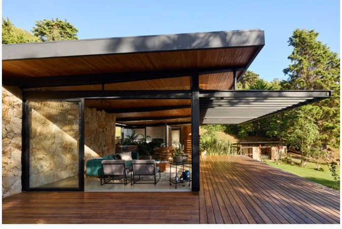 Terraza en madera abierta al paisaje