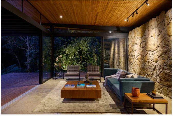 Sala de estar con muro en piedra