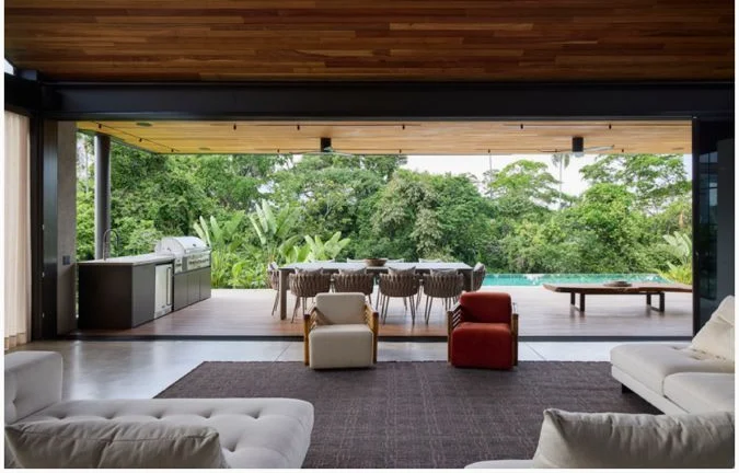 Sala principal abierta a la terraza y la piscina